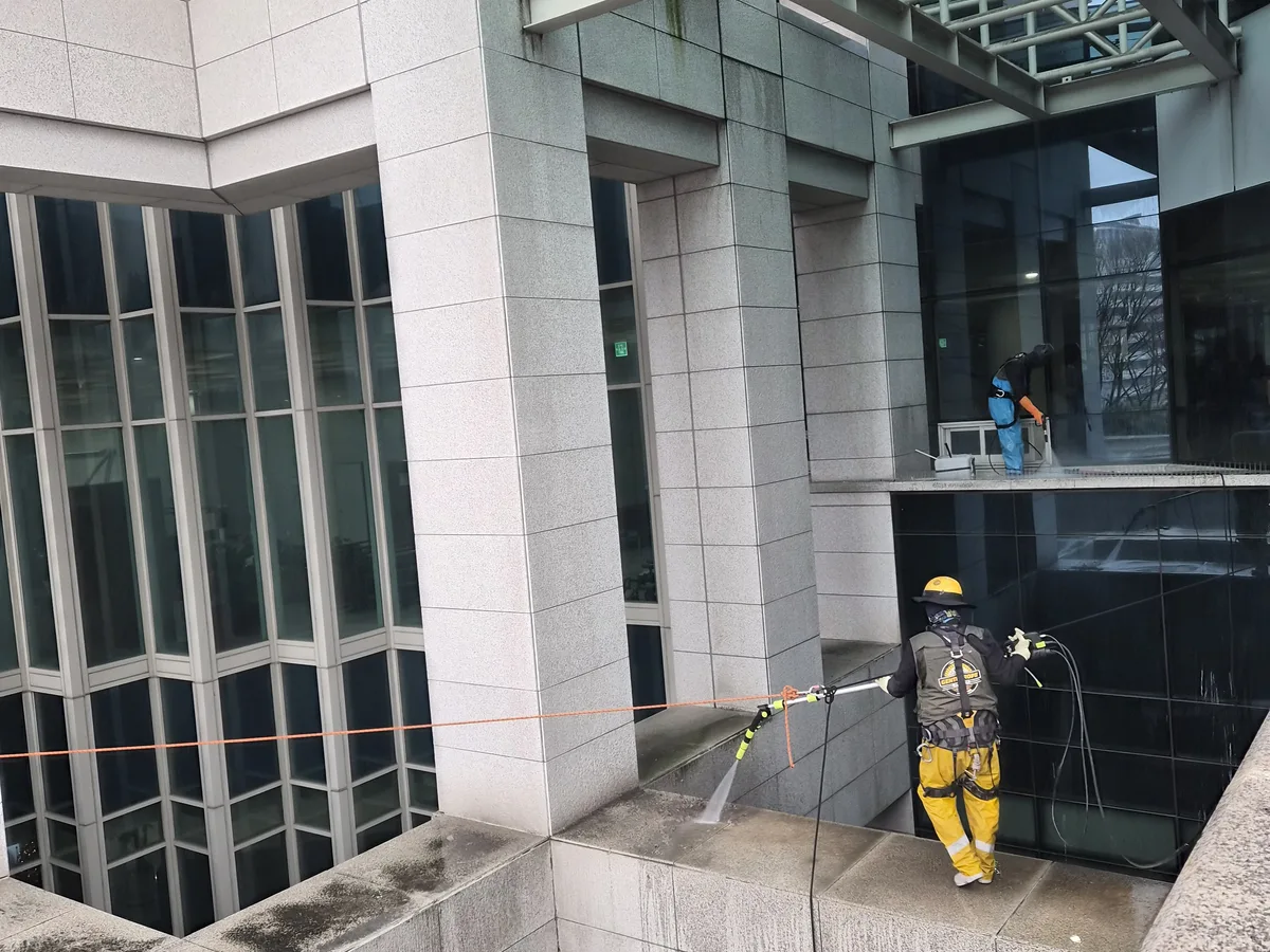영종구 무의동 상가건물 옥상 파라펫 장비 주변 정밀 위생청소 사례 - 행진크린