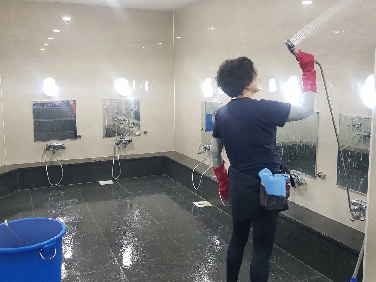 남동구 도림동 목욕탕 탈의실·파우더룸 바닥 위생청소 사례 - 행진크린
